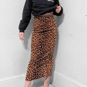 Vintage Midi Pencil Skirt with Slit in Leopard